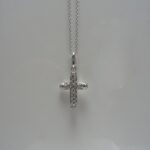 Catenina con crocifisso di diamanti 0.69ct