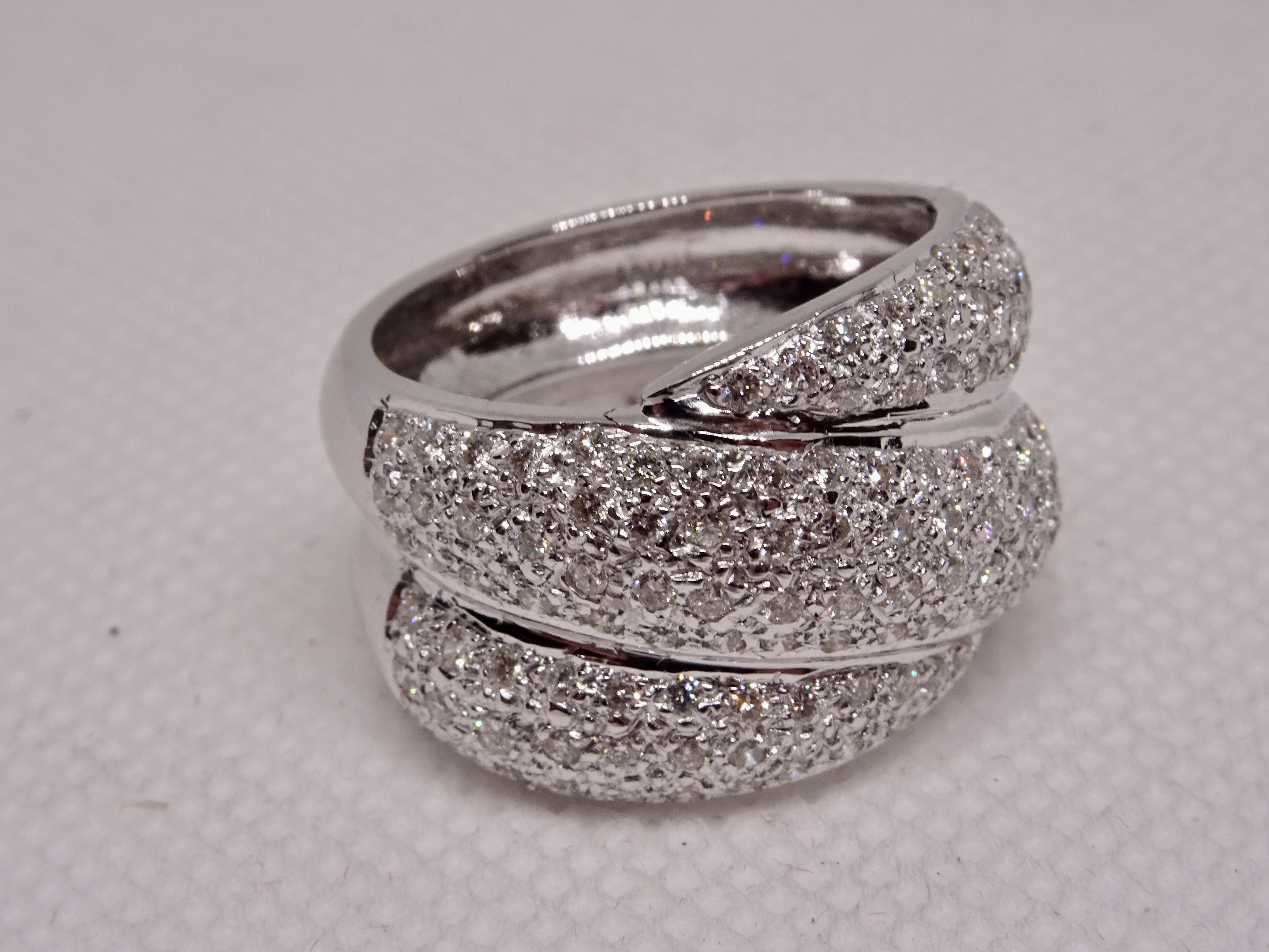 Anello in oro bianco,  pavè di diamanti 1.26ct