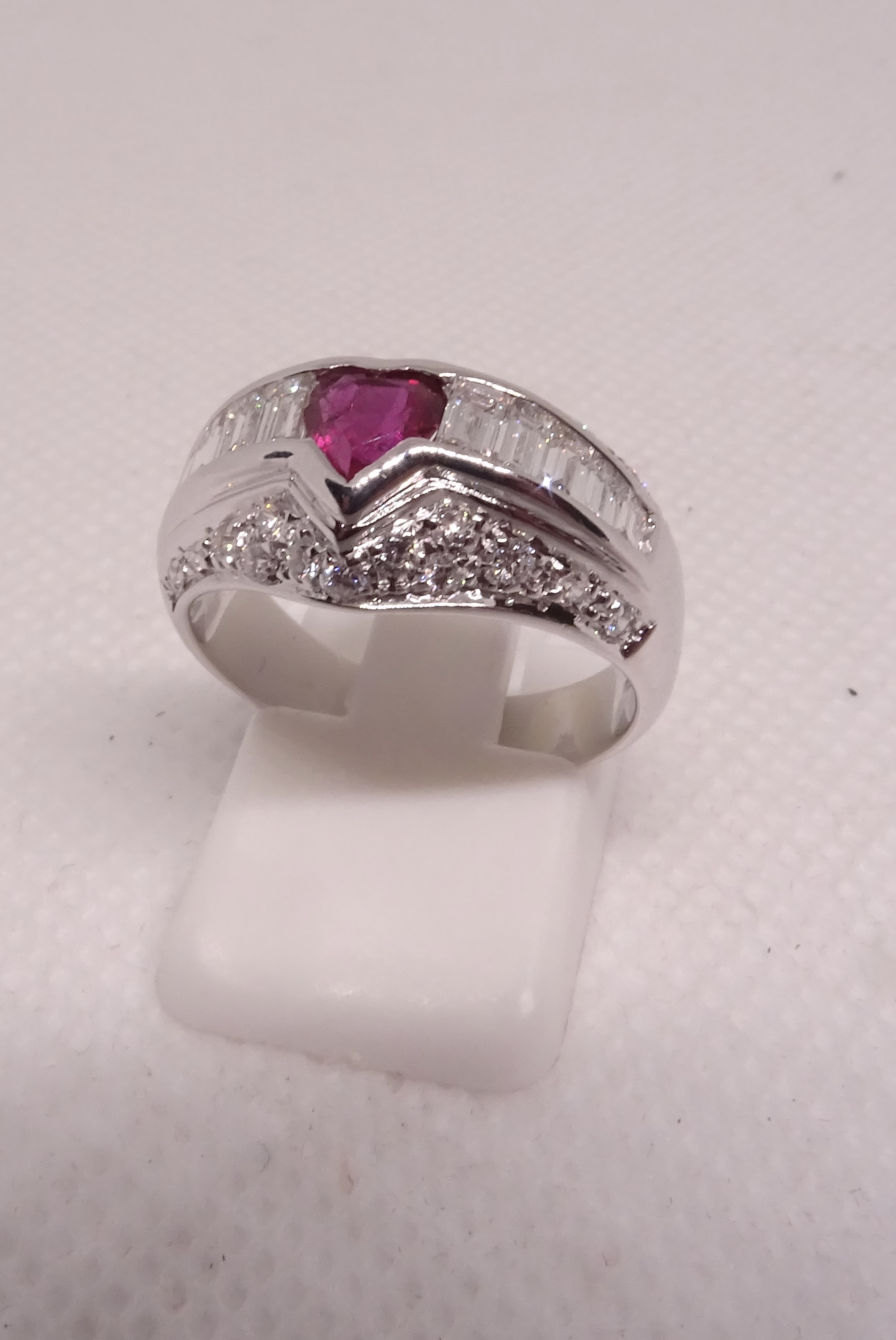 Anello in oro bianco con rubino a cuore 0.25ct, e diamanti per 1.12ct