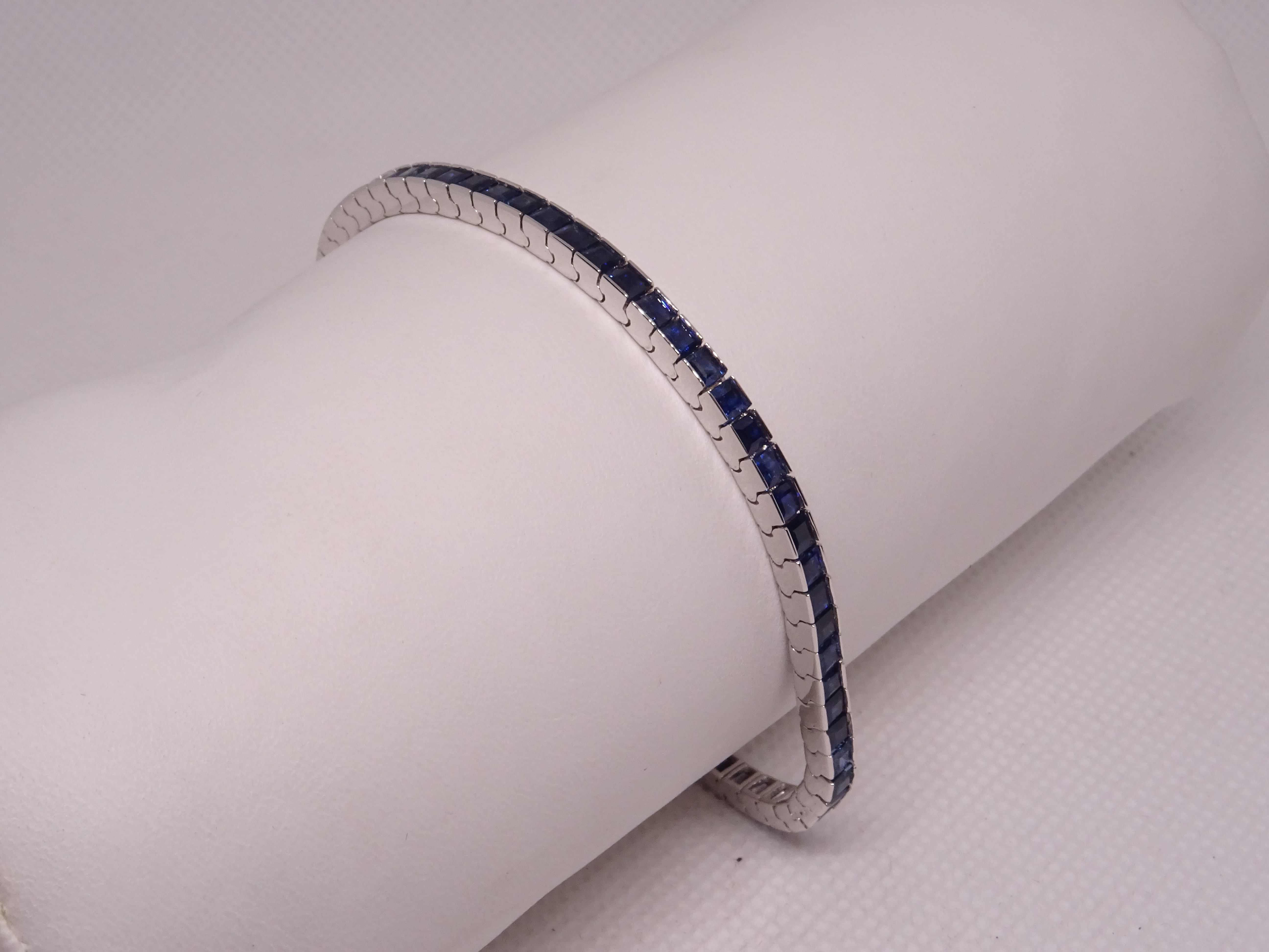 Bracciale tennis in oro bianco 18kt con zaffiri 3.4ct