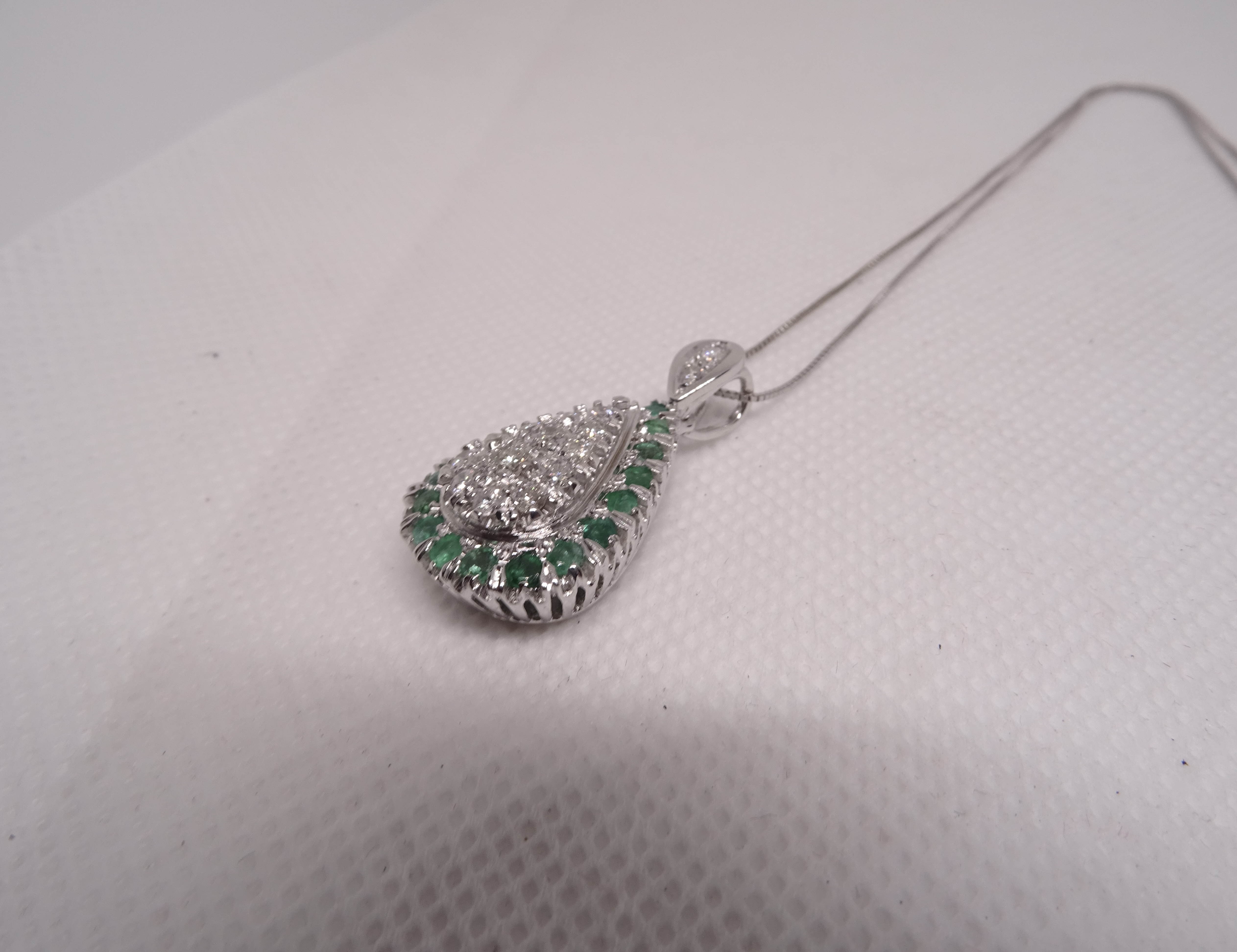 Catenina in oro bianco con pendente di smeraldi e diamanti